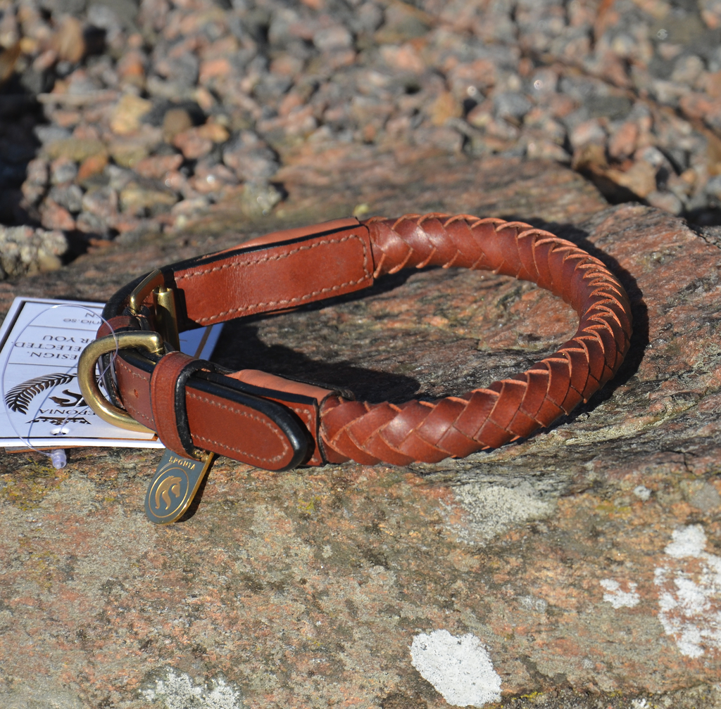 Premium dog collar in rounded natural tanned leather